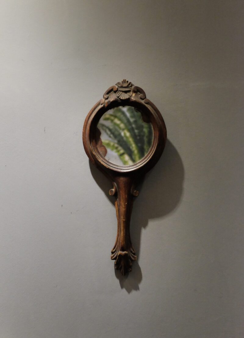 Antique hand mirror from the late 800s, with carved poplar wood frame. Height: 36 cm circa. Original mercury mirror. Well preserved.