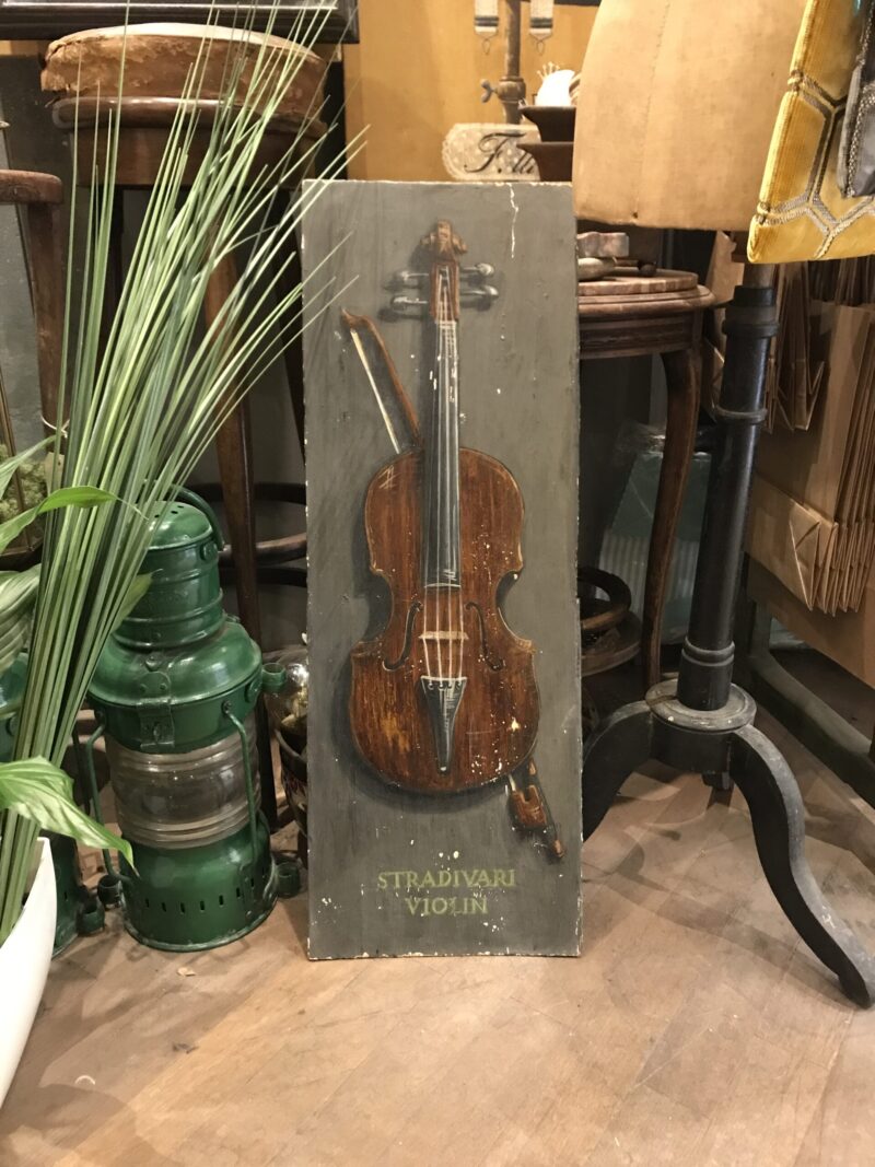 dipinto violino stradivari su pannello legno antico fondo grigio