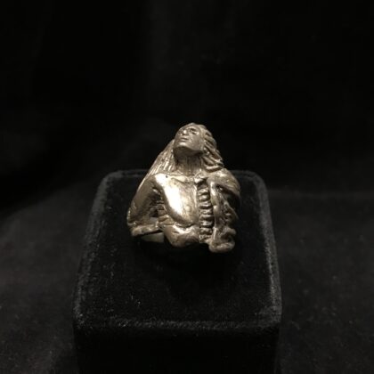 anello in argento raffigurante Ulisse, realizzato a mano con tecnica a cera persa.