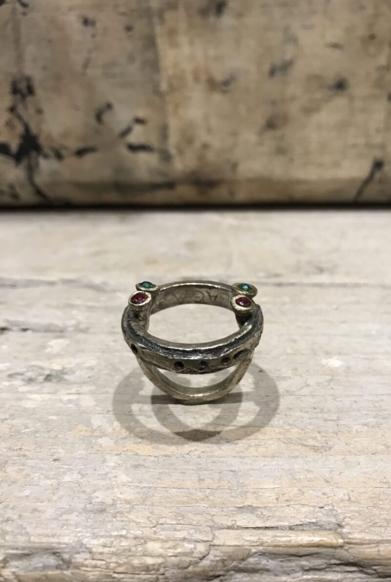 anello in argento con cristalli color rubino e smeraldo, realizzato a mano con tecnica a cera persa