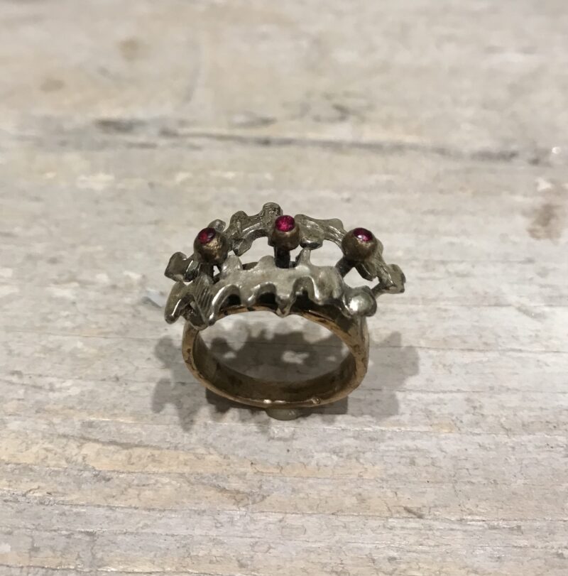 anello in argento e bronzo con cristalli color rubino, realizzato a mano con tecnica a cera persa