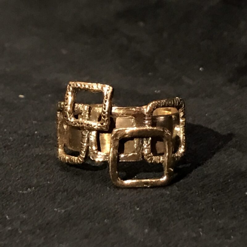 anello in bronzo con lavorazione a quadrati su fascetta. realizzato a mano con tecnica a cera persa